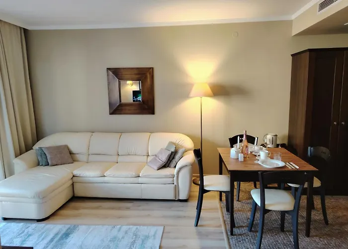 In Royal 5 Pool View