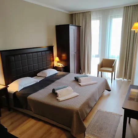 In Royal 5 Pool View